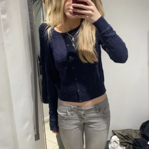 Fin kofta - Fin marinblå kofta med detaljer, köpt men aldrig kommit till andvändning
