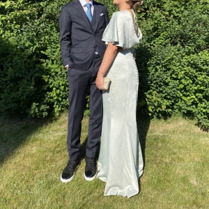 Klänning - En suuuperfin Klänning som kan användas på många olika tillställningar. Fick så mycket komplimanger om denna klänning🙏🏽🙌🏽 Från Asos. Endast använd 1 gång, skicket är som nytt. Köpt för 1000kr. Finns Fler bilder, fick bara inte plats med dom i annonsen☺️