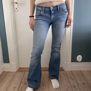 Bootcut jeans  - Supersnygga lowaisted jeans från Armani💕. Säljer då jag har många liknade. Kontakt vid frågor!