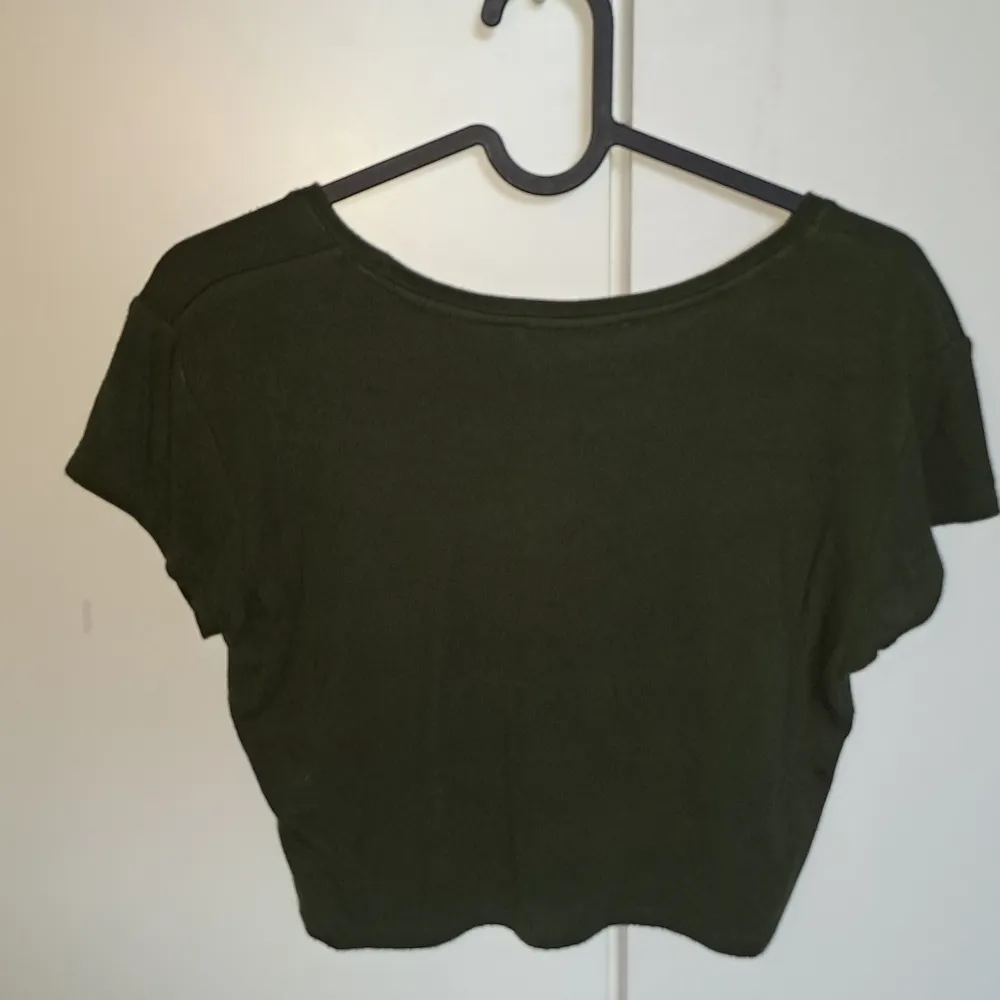 En mörkgrön baggy T-shirt i st M🤙🏼 det är ett lent material och tröjan har inge täcken av användning🤍 kontakta mig för fler bilder🫶🏼. T-shirts.