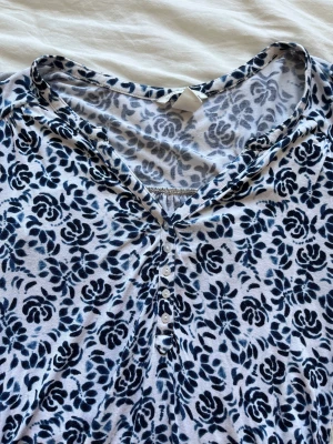 långärmad tröja - en långärmad v-ringad tröja med knappar i fram. 