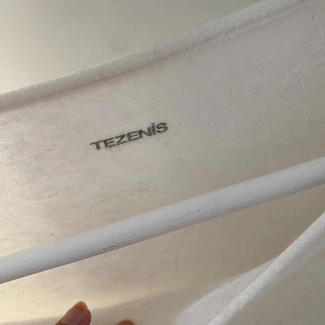 Tunn vit långärmad tröja.  - 91