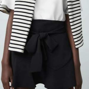 Söt svart kjol från Zara med smarta inbyggda shorts och knytning i midjan!💝Första bilden lånad!