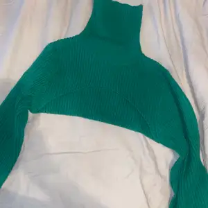 Säljer denna fina ”tröjan” som äe i en jättefin grön färg då den inte kommer till användning. Den är i nyskick och kommer ifrån H&M❤️ hör av er vid frågor