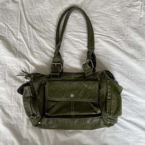 Grön väska  - Söt grön väska. Lite sliten🍀