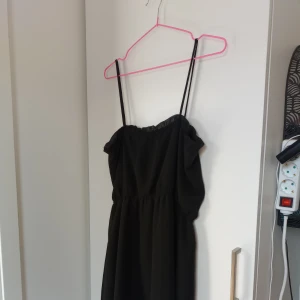 Sommarklänning - Svart klänning i typ meshtyg Nyskick Svartare i verkligheten 