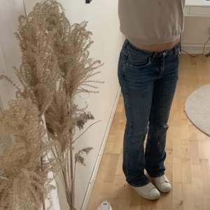 Hej! Säljer ett par trendiga low waist jeans från Gina Tricot✨🤘 Aldrig riktigt kommit till användning så är i ett mycket bra skick. Nypris 500kr säljs för 370kr🎸🌟 Skriv om du har några funderingar eller undrar över något!🤩