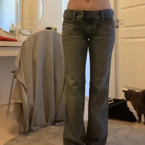 Diesel jeans  - Säljer dessa as snygga lågmidjade bootcut jeansen från diesel pågrund av att de är för stora i midjan. Har aldrig använt de och de är köpte på secondhand. De är i väldigt fint skick. Skriv för mer info ❤️