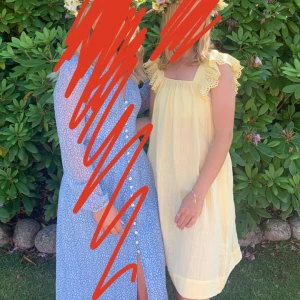 Gul klänning - Säljer denna pastelgula sommarklänning från Vero Moda som endast använts en gång! Storlek S med fina volanger vid banden🫶🏼