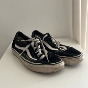 Vans Old School,  storlek 41 - Svarta vans.   Väldigt slitna i kanten runt ankeln men annars helt ok skick.   Pris kan diskuteras. 