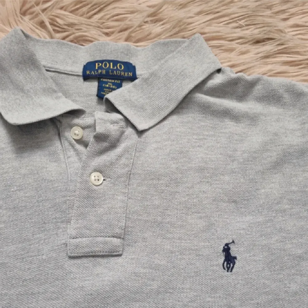 Långärmad piké från Ralph lauren  Nypris runt 1300   Custom XL storlek på lappen men passar S/M. Tröjor & Koftor.