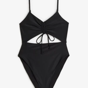 Baddräkt  - Baddräkt från HM i storlek M. Råkade riva av lappen så kunde inte lämna tillbaka den. Endast testat med hygieniskydd kvar.  Ordinarie pris 199 kronor. Jag säljer den för 150. 