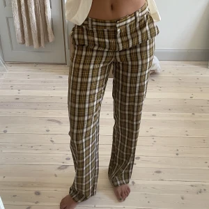 Rutiga byxor - Rutiga byxor från Collusion! Knappt använda men skitsnygga till det mesta. Jag står för frakten 📦 därav endast swish som betalningsmedel 🌟