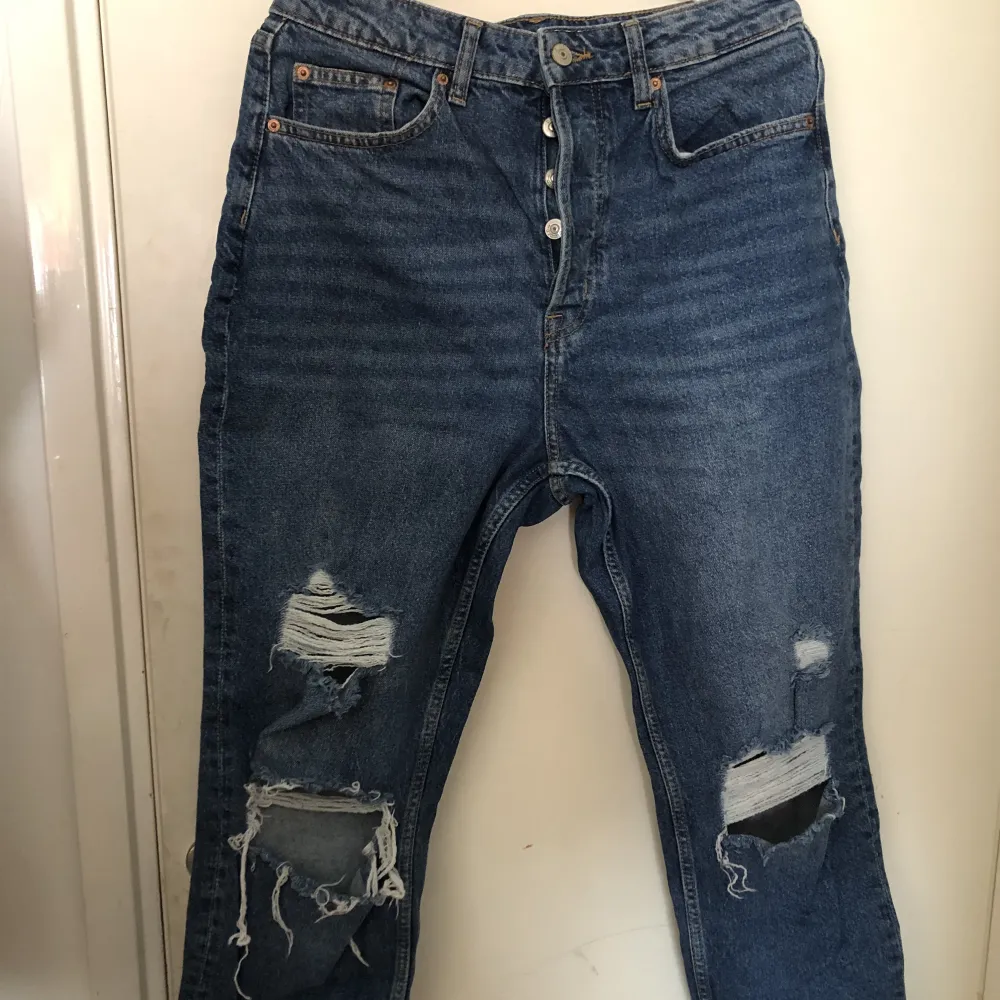 Ett par tajta jeans med hål på knäna. Använda typ 3 gg så i bra skick. Man ser inte knapparna när man knäpper byxorna. Fråga gärna om flera bilder:) Frakt tillkommer.. Jeans & Byxor.