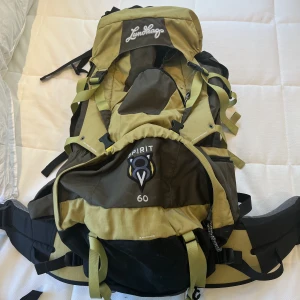 Backpack 60l Lundhags - Helt oanvänd 60liters backpack från Lundhags. Rymlig och smidig att öppna i mitten så man slipper rota. Tillkommer ett regnskydd. Skön och bekväm för ryggen. Säljer pga att jag fick två stycken väskor inför min resa. Skickar gärna fler bilder🧡🫶🏽