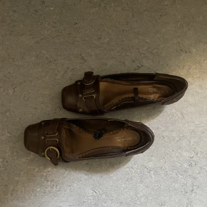 Bruna vintage låga klackar  - Bruna vintage klackar från Nowon. Storlek 37 men passar mig som har 38/39!