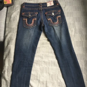 Rare True religion jeans  - Trueys jag inte använder längre. Storlek 36. Otroligt nice lågmidjad fit. Möts upp i Stockholm och fraktar.