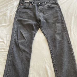 Levis 501 jeans herr  - Nyskick Levis jeans 501  Storlek: W33 L32 Snygga Levis 501, använda några gånger men inga skador, säljer pågrund av att dem blivit för små. 