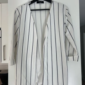 Vit kavaj - Tunn vit kavaj, sjukt snygg med halvkorta ärmar. Använd typ 3-4 gånger bara. 