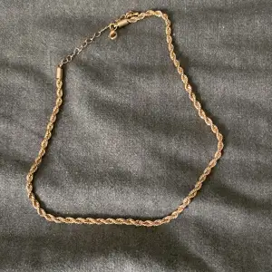 Hejsan! Nu säljer jag detta halsband. Det är fejk men guldfärgat. Det inte inte använt 
