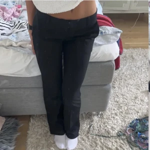 Kostymbyxor  - Säljer mina skit fina kostymbyxor som jag köpt här på Plick💞, (lånade bilder)  Byxorna sitter så bra vid midjan och rumpan😍😍, Rensar min garderob så det är därför jag säljer byxorna!!💞