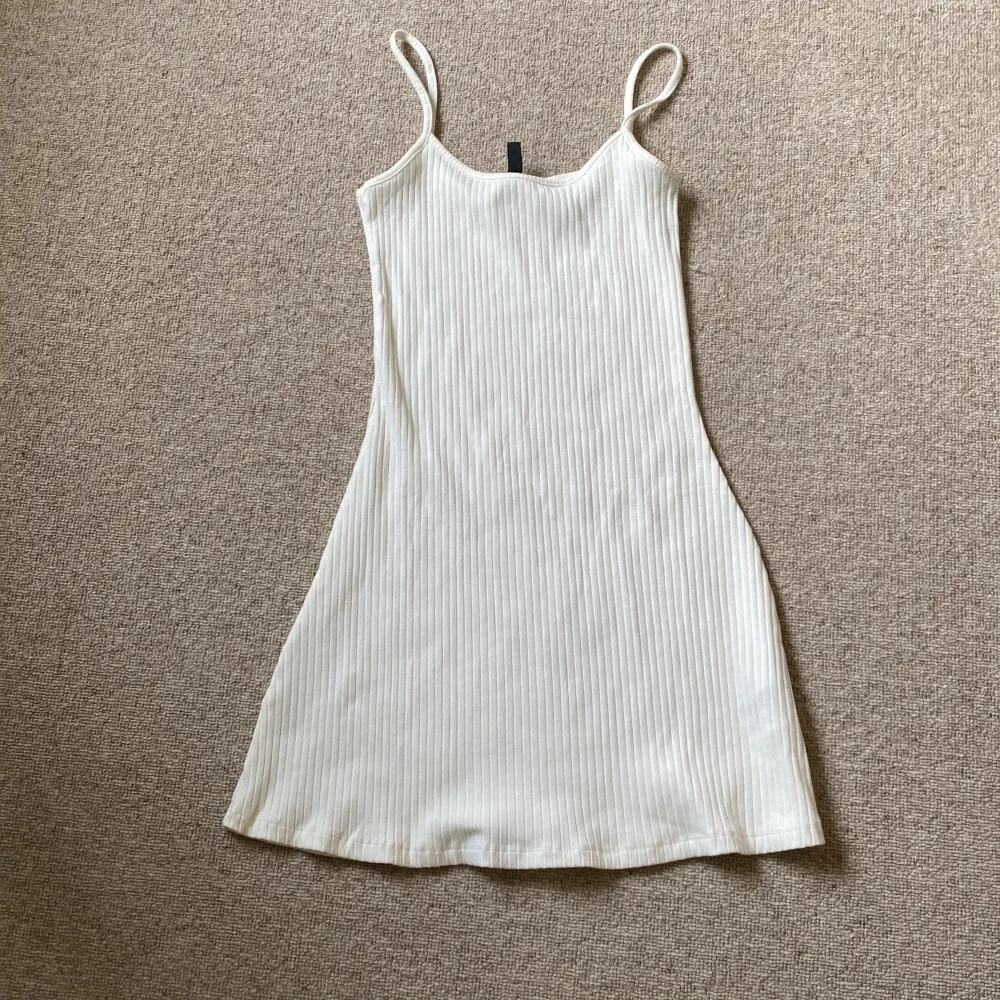 Fin vit klänning i nyskick. Klänningar.