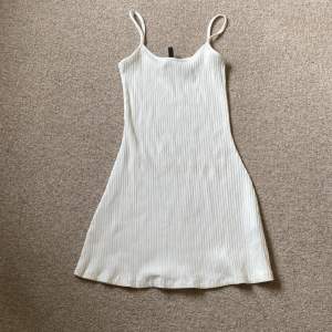 Fin vit klänning i nyskick