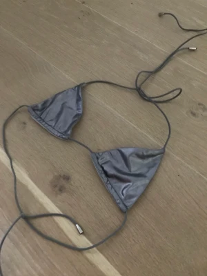 Silvrig bikinitopp  - Märke: oh polly  Aldrig använd då dene för liten