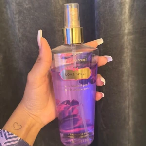Victoria secret  - Säljer min Victoria secret parfym (gamla verisionen) då den inte har kommit till användning🌸, ca 80% kvar köpt för 200.