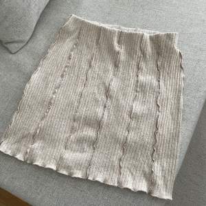 Säljer min favorit kjol nu från berska! Den är ribbad och jätte fin och skön, perfekt att dra på när man ska till stranden. Nu för liten.. 