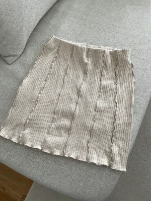 Ribbad kjol - Säljer min favorit kjol nu från berska! Den är ribbad och jätte fin och skön, perfekt att dra på när man ska till stranden. Nu för liten.. 