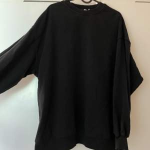 En vanlig svart sweatshirt