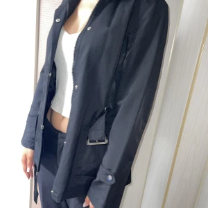 Dolce & Gabbana jacka  - Super snygg Dolce & Gabbana jacka  Storleken är L men är mindre så jag skulle säga att den är som en Medium. Kommer fr rök och djurfritt hem. Köpt förra året för 1800kr av en kompis. Nypris är över 4500kr. 