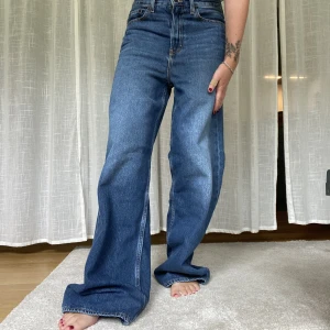 Levi’s wideleg - Levi’s high loose! Perfekt för att sy om t kjol! Passar även mindre storlekar för att få en lägre midja! Jag har vanligtvis 25 