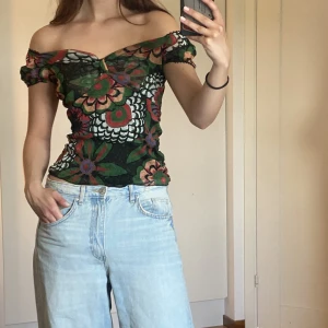 Offshoulder tröja - Jättesnygg offshoulder tröja med blomliknande mönster Två lager, ett lite tjockare under och tunnare över <3 Jättefint skick