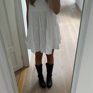 Boots  - Skitsnygga klassiska svarta boots i skinn/läder från ecco, storlek 38! Köpta för 1900. Säljer även den vita zara klänningen på bilden 