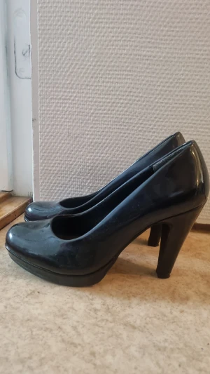 Pumps - Jätte fina och välvårdade pumps i lack. Aldrig använda av mig men köpte dem begagnade. Fint skick! Lite dammiga som syns på bilden, men rengör dem såklart om du vill köpa de!