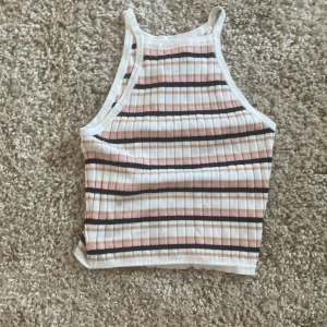 Linne - Ett fint naturligt färgat linne. Låg i armhålorna