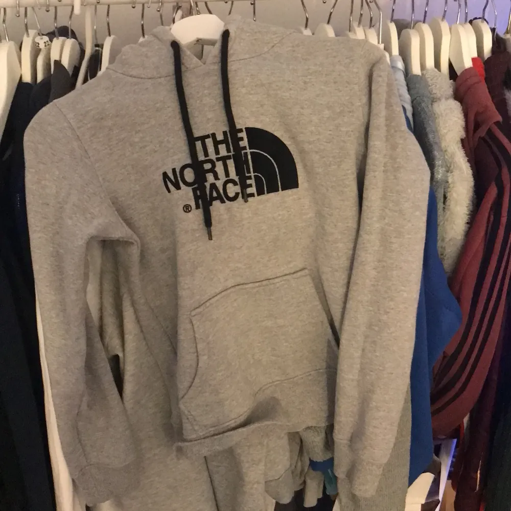 En snygg north face hoodie i xs, fick den av en vän men den var för liten på mig, så säljer den här. Inga synliga skador på den, så den är i bra skick☺️. Hoodies.