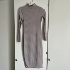 Klänning  - Från Boohoo Super fin klänning med en liten slits på en sida. Aldrig använd.  Passar S-M  Köparen står för frakten! 