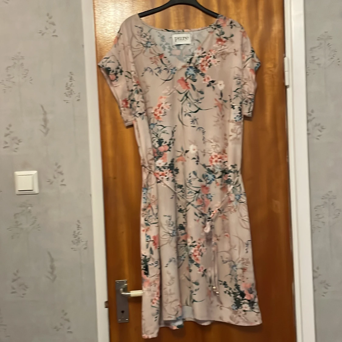 Klänning med v ringning