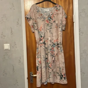 Klänning med v ringning - Fin lätt blommig viskosklänning.