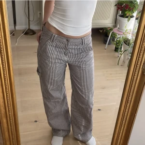 Randiga byxor - Supersnygga, populära, randiga byxor från bershka. Köpta på Plick men uppsydda/klippta av tidigare ägaren för att passa någon runt 160 och då tyvärr för korta för mig 🌸första bilden är lånad dom andra är mina