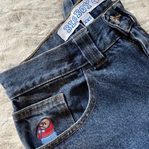 Big Boy XXS - Big boy jeans Dark blue, uppsydda i längden i butik 58cm innsida ben. Används av kille 150 lång.