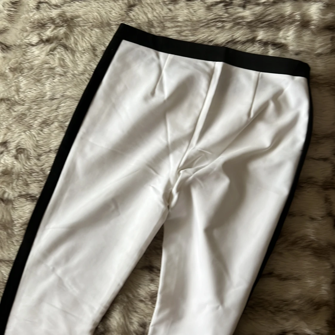 Vita byxor med svart streck från Gina tricot - 91