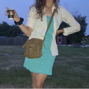 Blå grön zara klänning - Blå grön mönstrad klänning från zara. I stickat mjukt, frotteliknande material. 