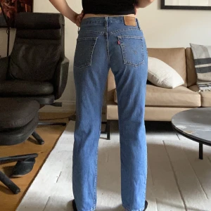 Levi's 501 cropped  - Levi's 501 cropped. Står 24/32 men jag som brukar ha W26 kan ha dem, dock lite åt det tightare hållet. Midjemått 34,5cm. Innerben 69cm. Jag är 162cm. Midrise❣️
