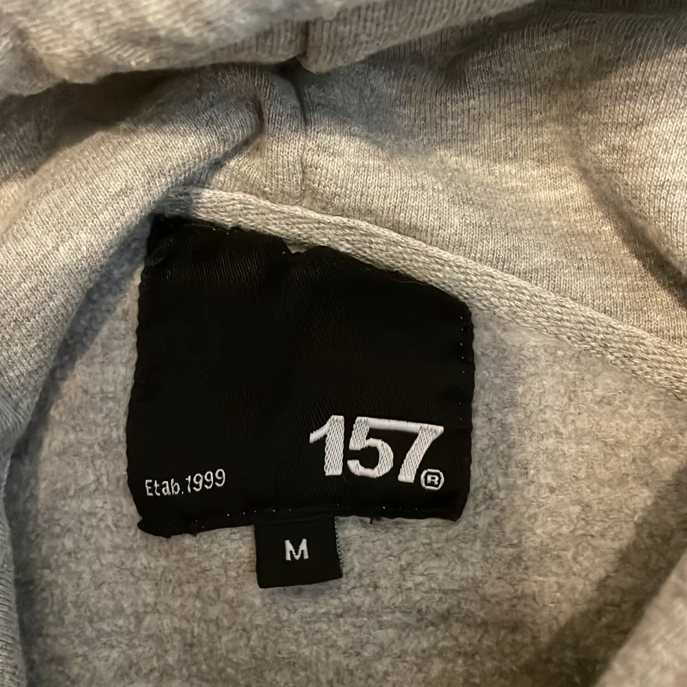 En helt vanlig grå hoodie som komet ifrån lager157. Använder inte den för att den är lite för liten för mig. . Tröjor & Koftor.