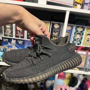 Yeezy 350 Non reflective - Skick enligt bilder, inget annat än skorna ingår vid köp.