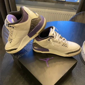 Jordan 3 retro  - Skick 7,5/10 tappat lite färg på sidan. Köpte de för 2500, säljer för 1200kr